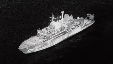 Rus askeri gemisi İngiliz sularına girdi, pilotlara lazer tuttu
