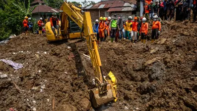 Endonezya'da toprak kayması 30 can aldı