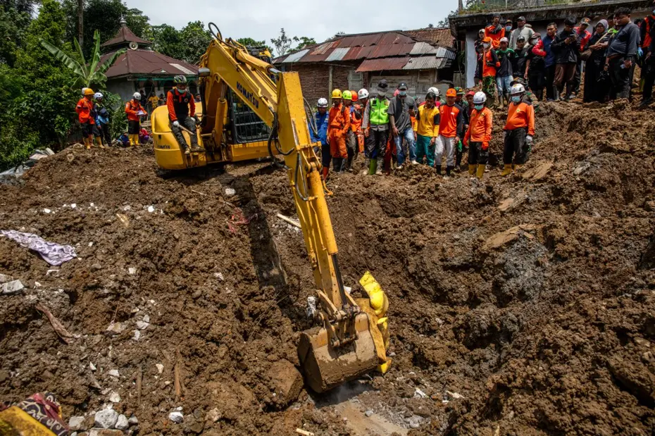 Endonezya'da toprak kayması 30 can aldı