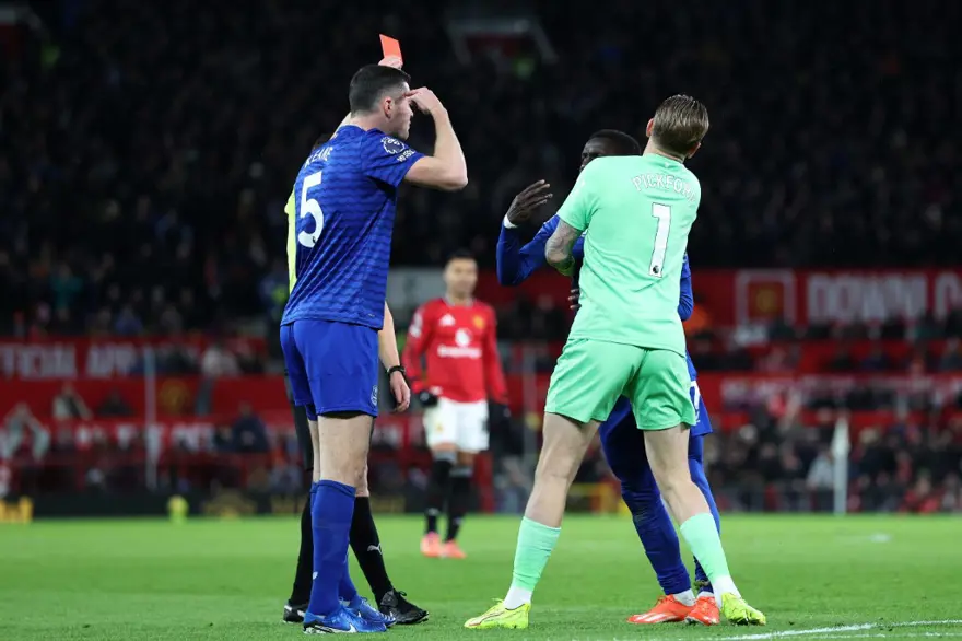 Manchester United-Everton maçında olay: Takım arkadaşına tokat attı, kırmızı kart gördü 4