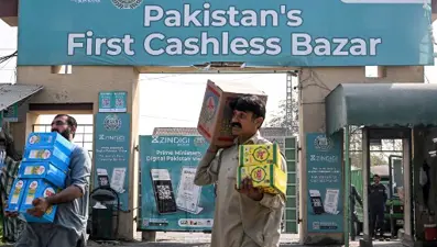 İslamabad'da ilk "nakitsiz pazar" açıldı: QR kodlu ödeme dönemi başladı 