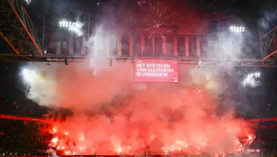 Ajax-Groningen maçı, meşale ve havai fişekler nedeniyle tatil edildi