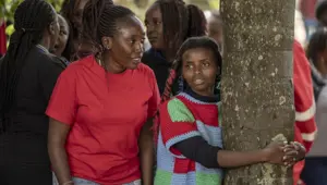 Ağaca 72 saat boyunca sarıldı, dünya rekoru kırdı