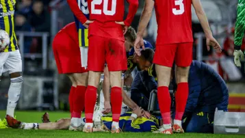 Brann-Fenerbahçe maçında korkutan olay! Bir anda yerde kaldı, kendini denedi, devam edemedi