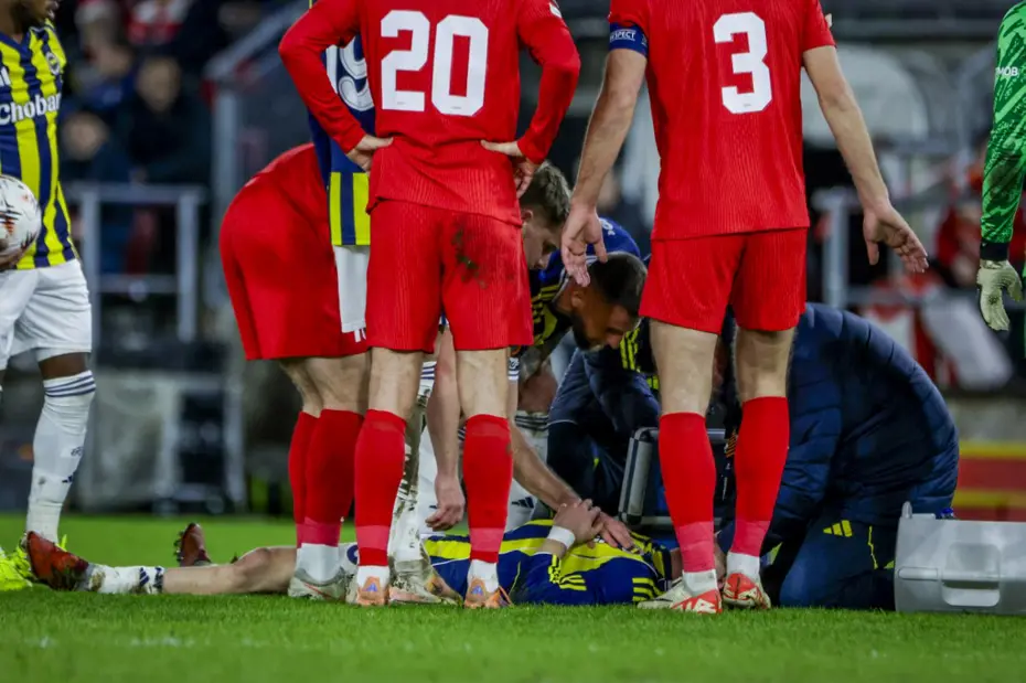 Brann-Fenerbahçe maçında korkutan olay! Bir anda yerde kaldı, kendini denedi, devam edemedi