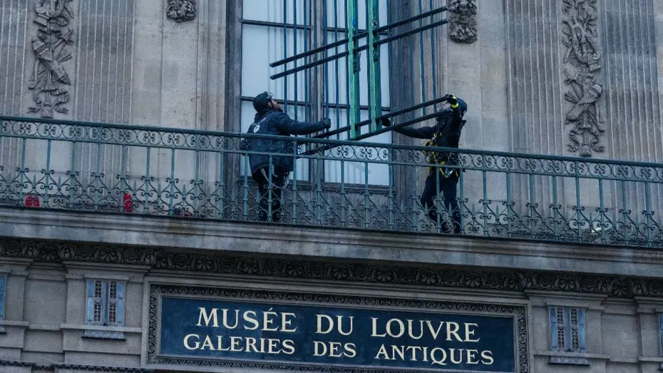 Louvre Müzesi'nde demir parmaklık dönemi