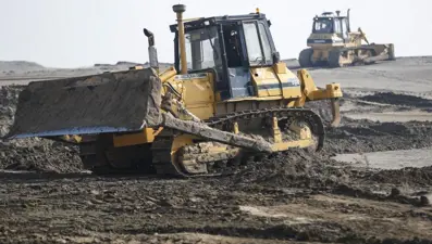 Irak kum fırtınalarına karşı alarmda. Çöle kil seriliyor