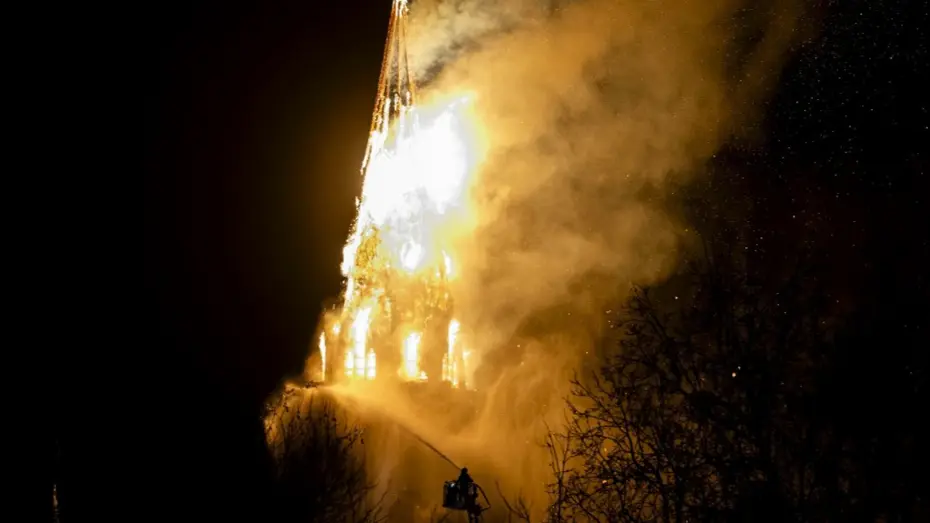 154 yıllık kilisede yangın. Yeni yıl kutlamaları alevlerle bitti