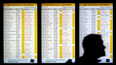 Hollanda'da ulaşıma kar engeli. 500 uçuş iptal