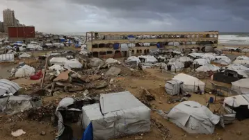 Gazze'de şiddetli soğuk ve fırtına. Deniz taştı, binlerce çadır zarar gördü