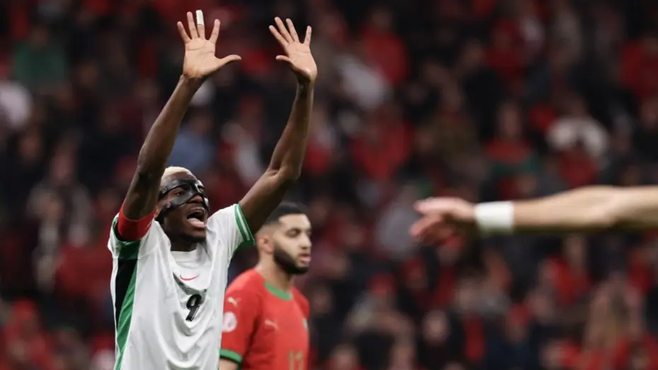 Osimhen penaltılara 2 dakika kala oyundan alındı, taraftar yıkıldı