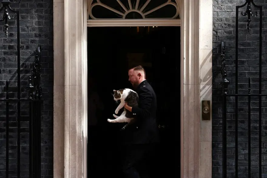 YAŞINA RAĞMEN DOWNING STREET 10 NUMARA'DA GÖREVİNE DEVAM EDİYOR 3