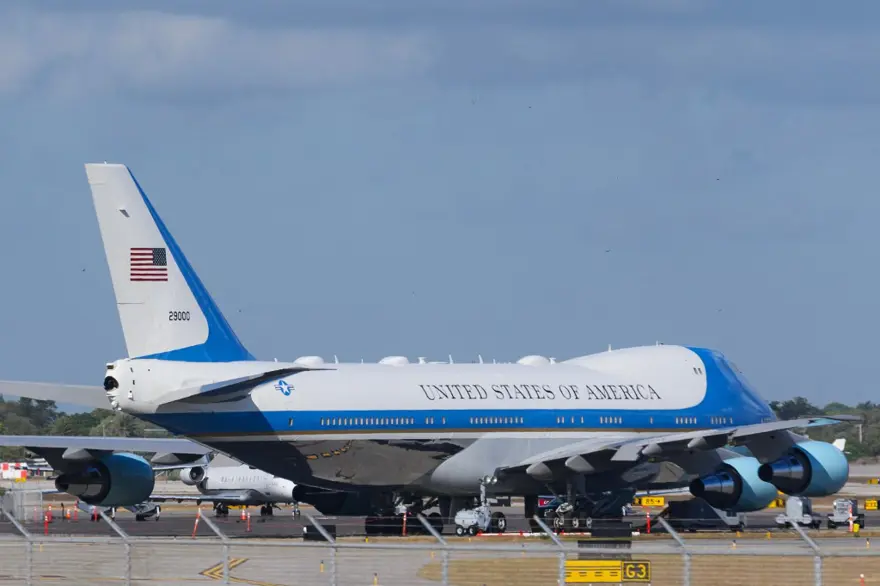 Trump, Air Force One'ı boyatıyor 1