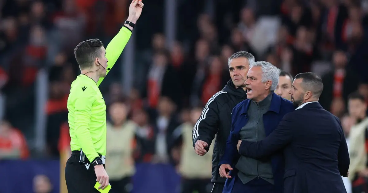 Mourinho'ya kırmızı kart gösteren hakem Türkiye maçına verildi. Asıl mesleği bambaşka