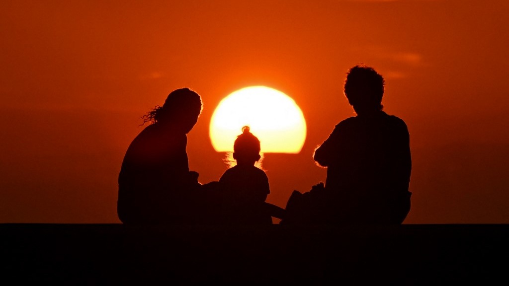 Küba'nın son çaresi güneş. Elektrikler kesik, ülke karanlığa gömüldü