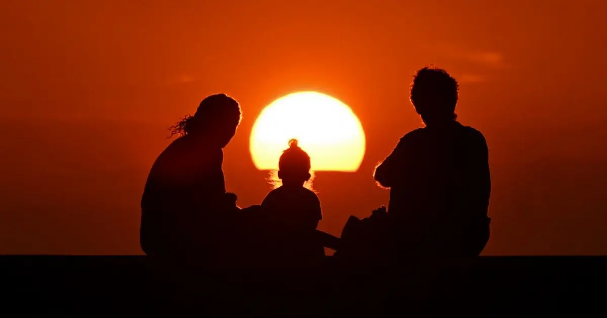 Küba'nın son çaresi güneş. Elektrikler kesik, ülke karanlığa gömüldü