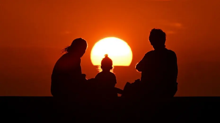 Küba'nın son çaresi güneş. Elektrikler kesik, ülke karanlığa gömüldü