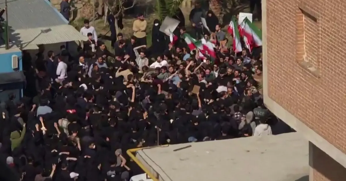 İran'da öğrenciler 3. günde protestolara devam ediyor