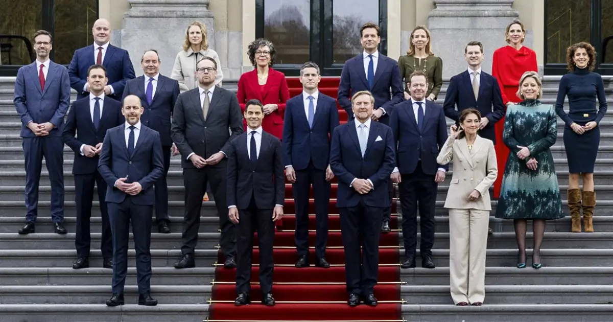 Hollanda'da yeni hükümet üyeleri yemin ederek göreve başladı