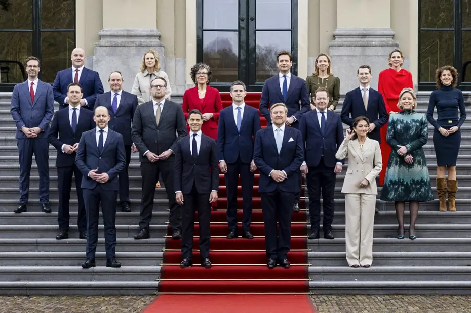 Hollanda'da yeni hükümet üyeleri yemin ederek göreve başladı