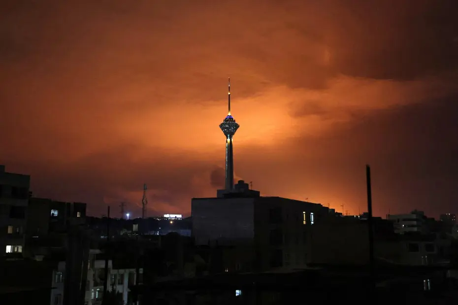 Petrol depoları vuruldu, Tahran semaları karardı, yangın devam ediyor