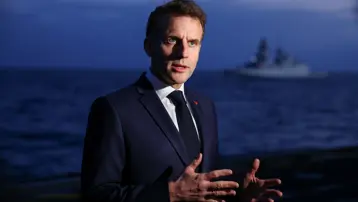 Macron sinirlendi, Kenya'da paneldekilere fırça çekti