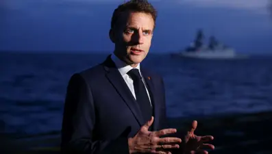 Macron sinirlendi, Kenya'da paneldekilere fırça çekti