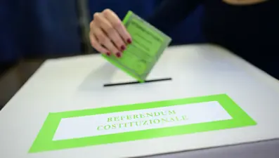 Avrupa'da sandıklar kuruldu: İtalya'da referandum, Slovenya'da seçim