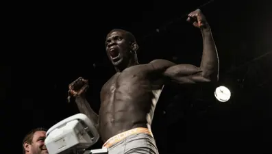 Günde 4 dolara çalışıp elmas kaçakçılığı yapıyordu. Şimdi çok ünlü bir dövüşçü