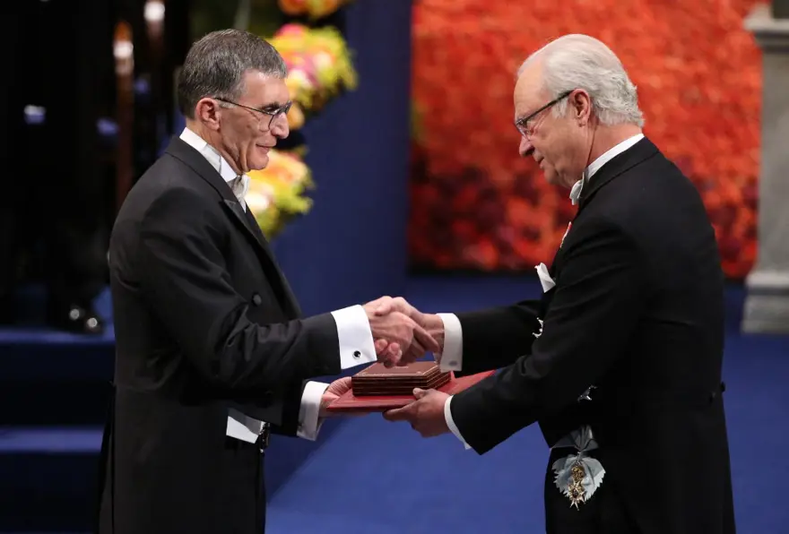 SANCAR DA MADALYASINI BAĞIŞLAMIŞTI 2