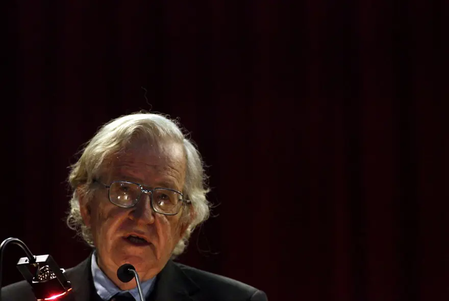 CHOMSKY ARTIK YÜRÜYEMİYOR VE KONUŞAMIYOR  2