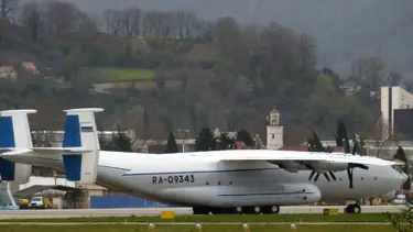 Rus nakliye uçağı havada parçalandı, su deposuna düştü