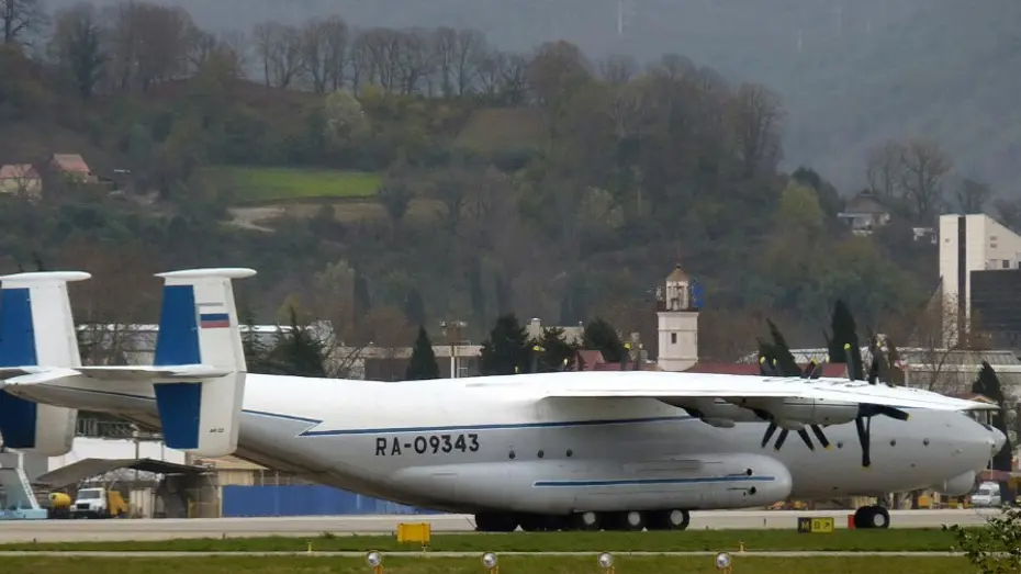 Rus nakliye uçağı havada parçalandı, su deposuna düştü