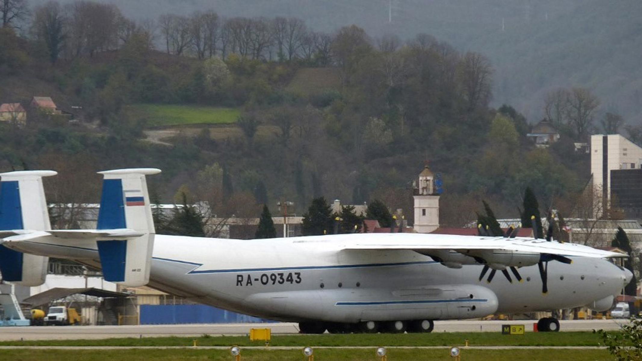 Rus nakliye uçağı havada parçalandı, su deposuna düştü