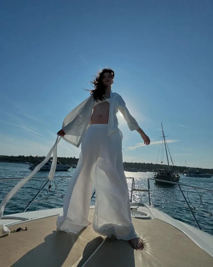 Zeynep Tuğçe Bayat karnı burnunda pozlarını paylaştı 2