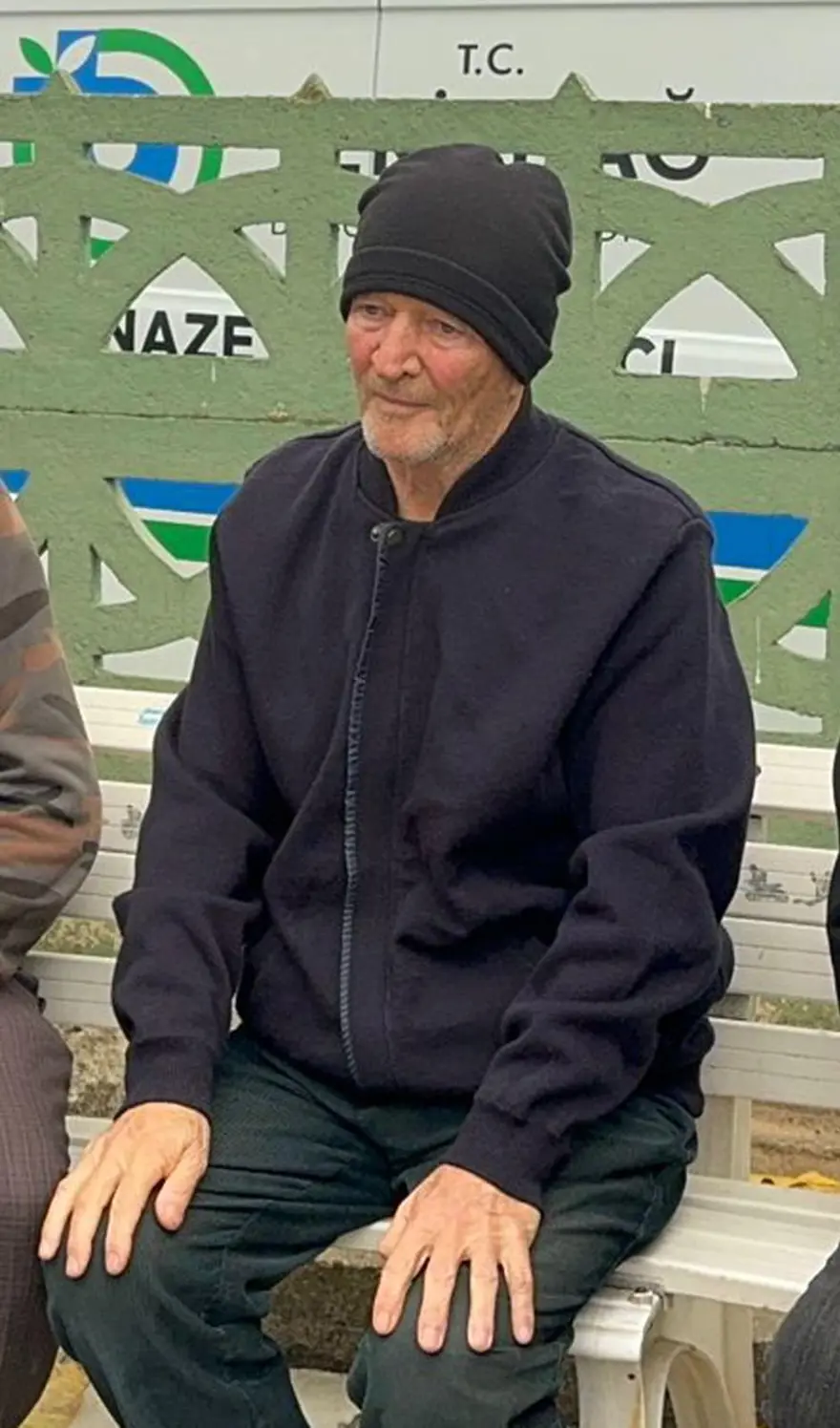 Oğlu tarafından öldürülen okul müdürü, son yolculuğuna uğurlandı 7 Oğlu tarafından öldürülen okul müdürü, son yolculuğuna uğurlandı 7