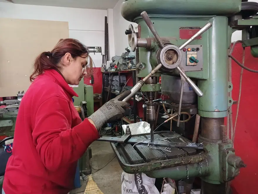 8 yıldır kaynak ve taşlama işi yapıyor: Çırak bulamayan eşinin destekçisi oldu 2 8 yıldır kaynak ve taşlama işi yapıyor: Çırak bulamayan eşinin destekçisi oldu 2