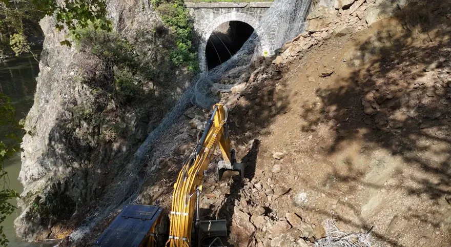 Heyelan demir yolunu kapattı: Seferler durduruldu Heyelan demir yolunu kapattı: Seferler durduruldu