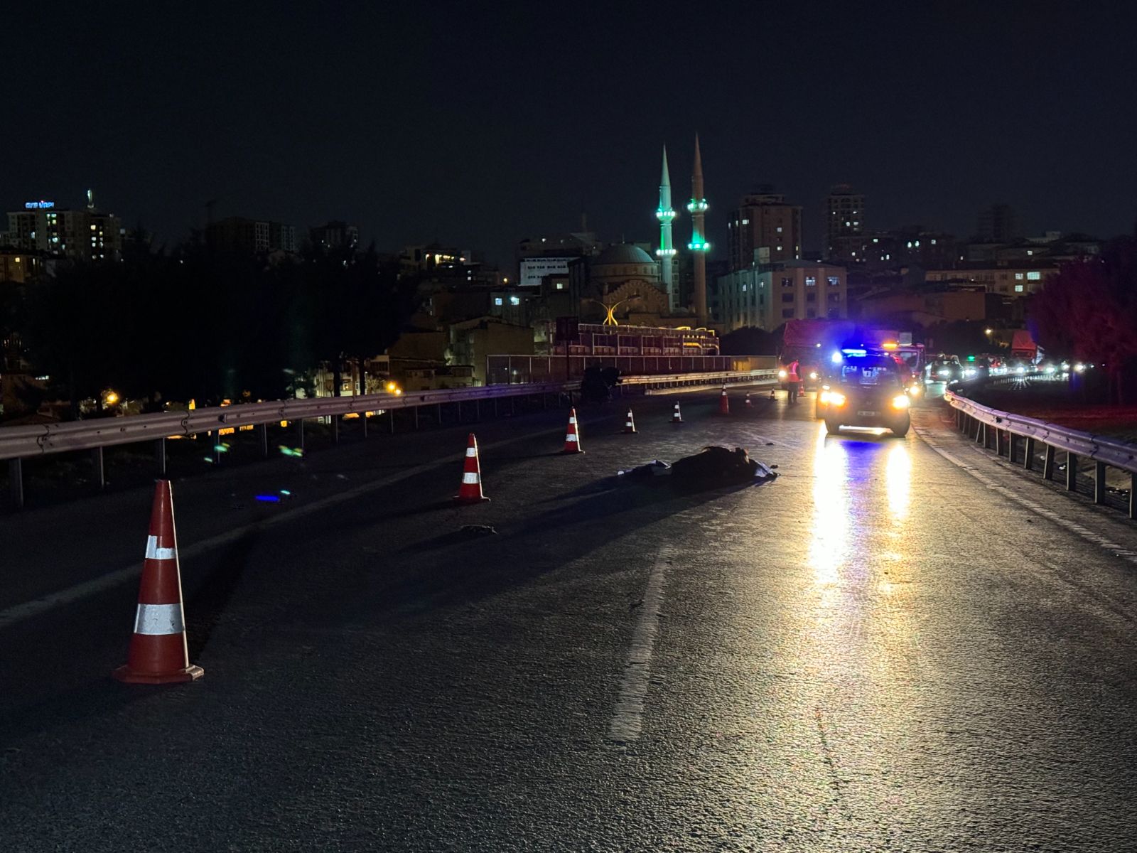Emniyet şeridinde bekleyen motosikletliye otomobil çarptı