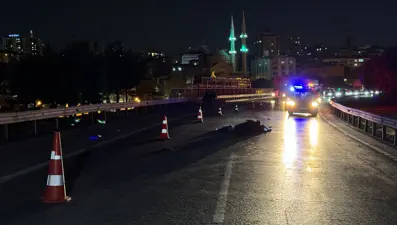 Emniyet şeridinde bekleyen motosikletliye otomobil çarptı