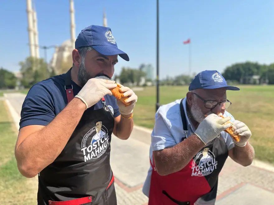 Adana'da 50 dereceyi aşan sıcaklıkta güneşte tost pişirdiler 8