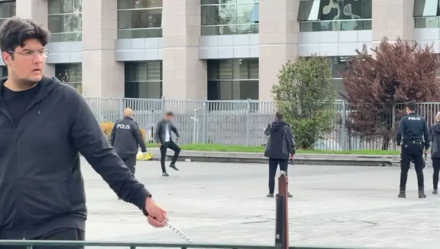 Çağlayan'da hareketli anlar: Adliyenin önünde başına silah dayadı, havaya ateş açtı 2