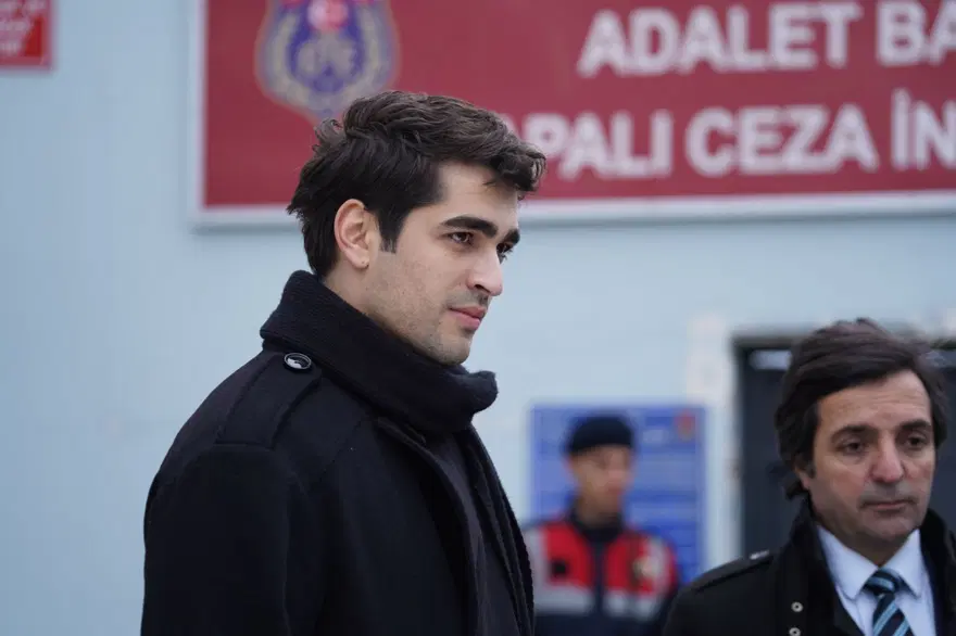 FERİT KORHAN'DAN SERTER İLE PELİN'E BASKIN 8 FERİT KORHAN'DAN SERTER İLE PELİN'E BASKIN 8