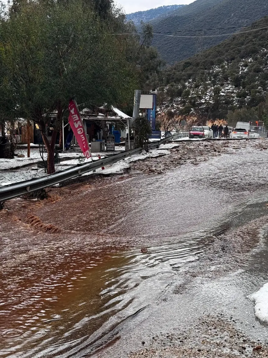 Antalya'da sel ve dolu: Yollar kapandı, sahiller çamur rengine döndü 11