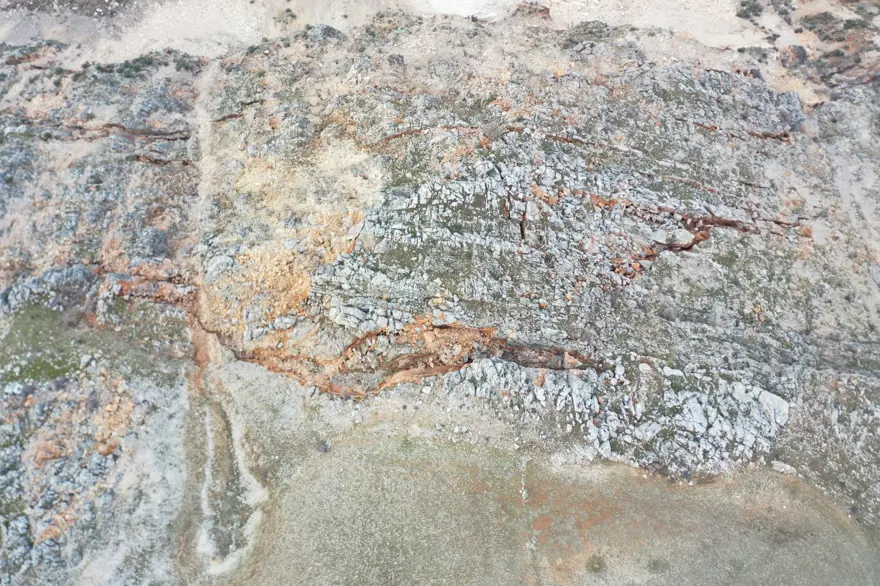 Deprem felaketinin ardından yollar yarıldı, dağlardan kaya parçaları koptu 7