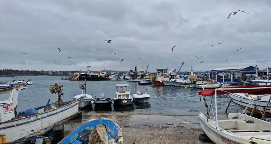 Marmara’dafırtına: Eğitim uçuşları iptal edildi, balıkçılar denize açılamadı 3 Marmara’dafırtına: Eğitim uçuşları iptal edildi, balıkçılar denize açılamadı 3