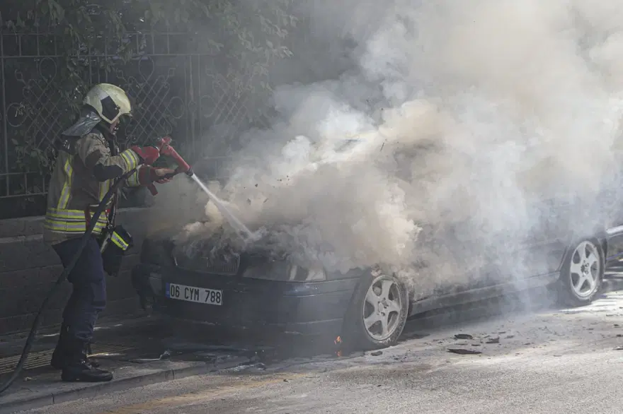 Ankara’da seyir halindeki otomobilin motorunda yangın 4