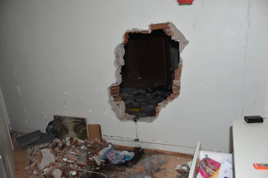 Depremde zarar gören binada hırsızlık (Duvarı delip 10daireyi soydular) 3 Depremde zarar gören binada hırsızlık (Duvarı delip 10daireyi soydular) 3