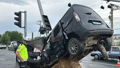 Hafif ticari araç sinyalizasyon direğine çarptı: Ölü ve yaralılar var