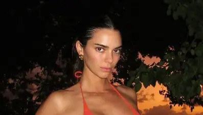 Kendall Jenner, Paris Moda Haftası'na transparan stiliyle damga vurdu.